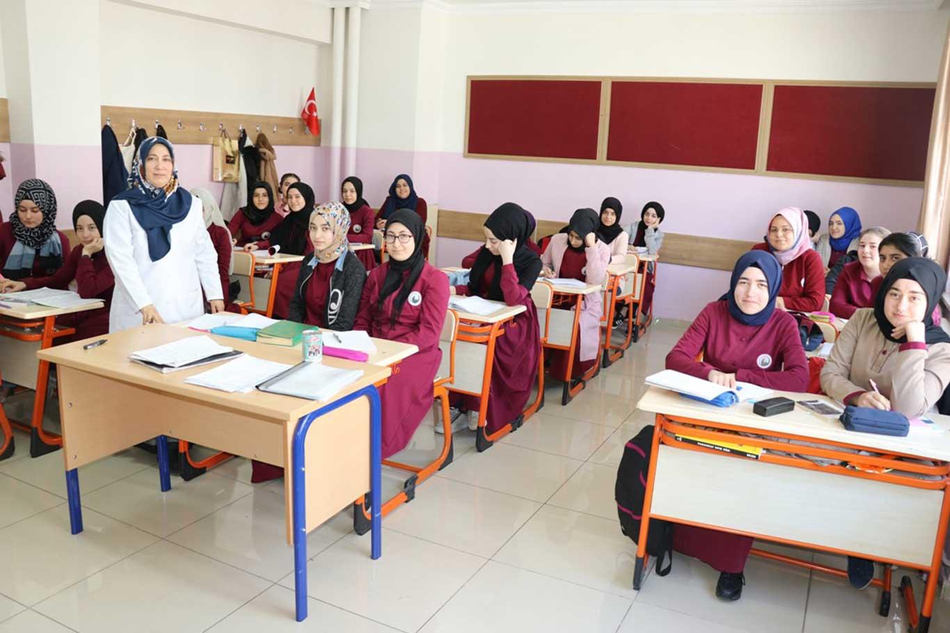 28 Şubat mağduru öğretmen: "Tesettürümden dolayı istifa etmek zorunda kaldım"